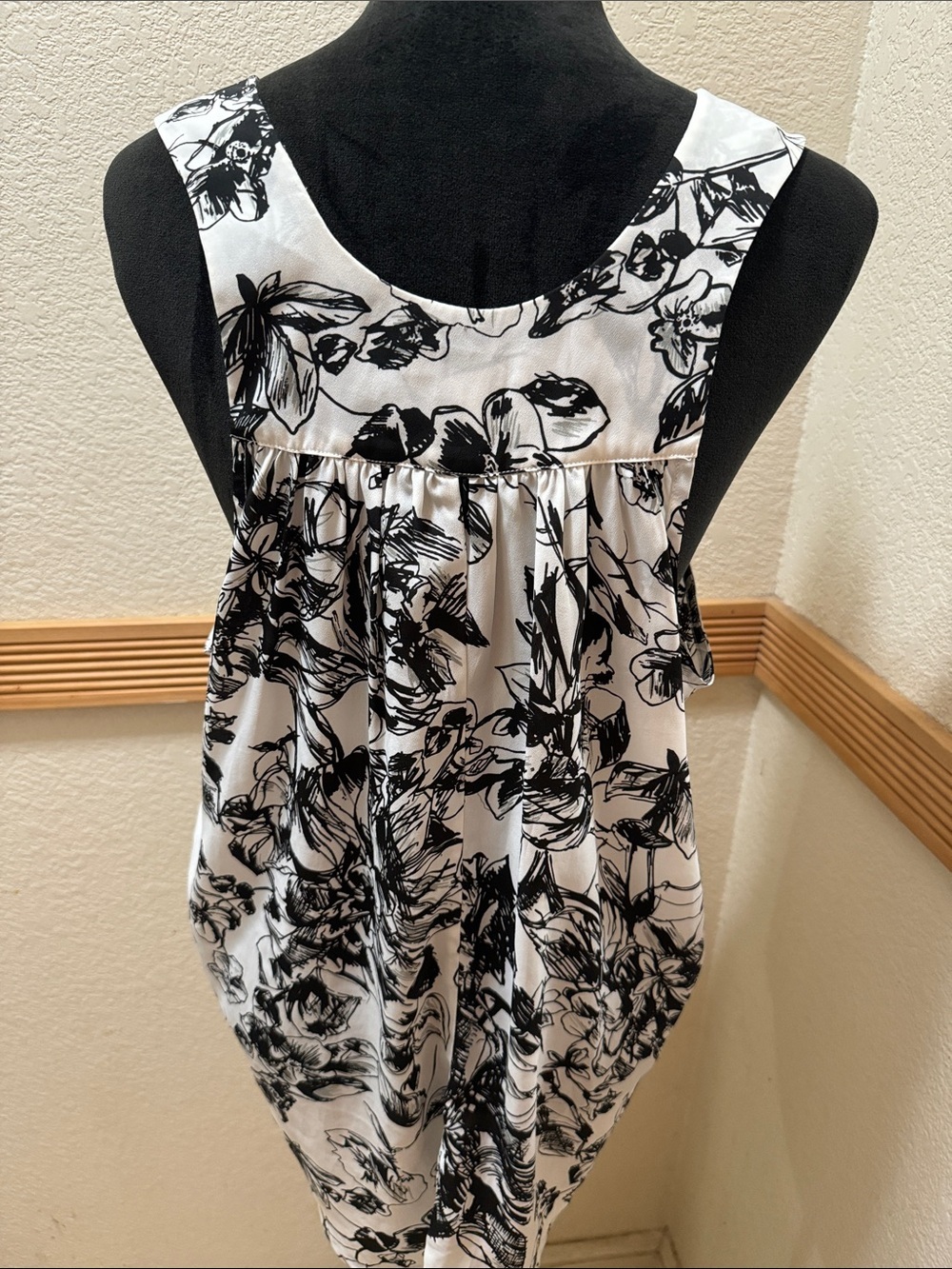 BCBG Generation Black & White Floral V-Neck Sleeveless Blouse Size S - Picture 4 of 6